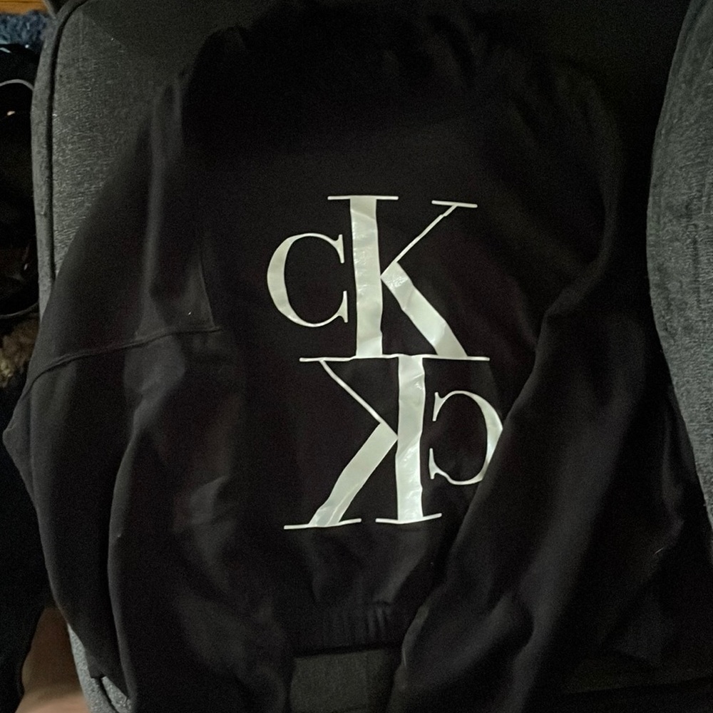 EUC girls XL Calvin Klein cropped crew neck